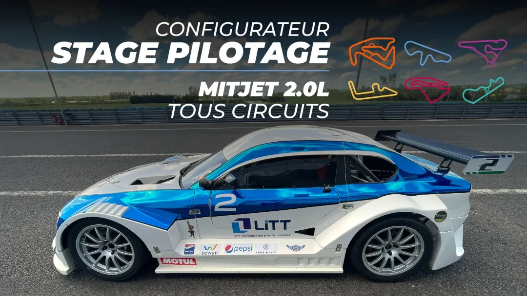 Mitjet 2.0L prête à être pilotée sur un circuit, mettant en valeur son design sportif et aérodynamique pour une expérience de conduite intense.
